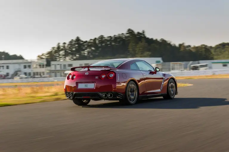 Nissan GT-R 2014 - 4