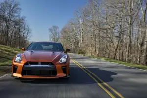 Nissan GT-R MY 2017 - 13