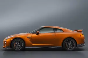 Nissan GT-R MY 2017 - 17