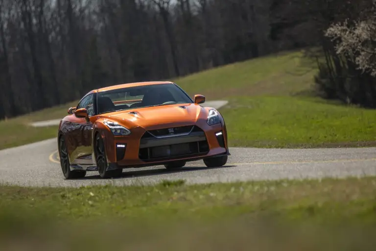 Nissan GT-R MY 2017 - 21