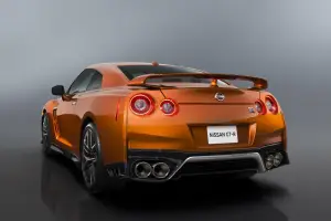 Nissan GT-R MY 2017 - 32