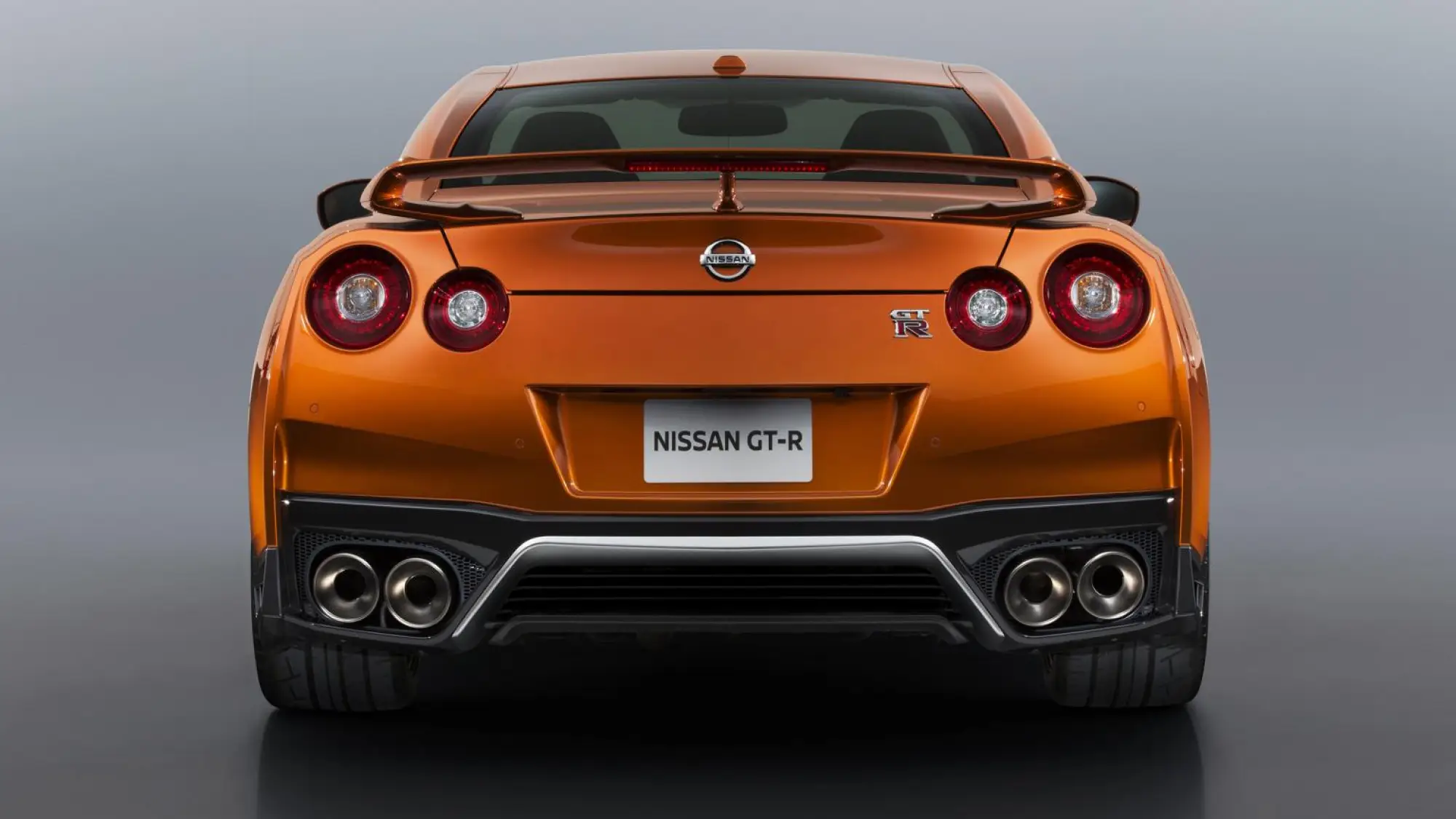 Nissan GT-R MY 2017 - 6
