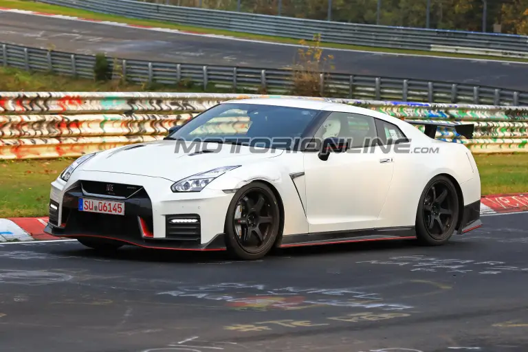 Nissan GT-R Nismo MY 2018 foto spia 17 ottobre 2017 - 1