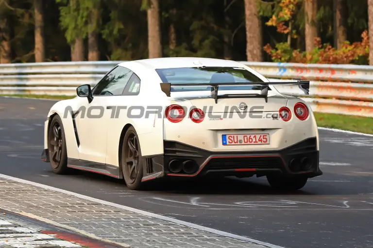 Nissan GT-R Nismo MY 2018 foto spia 17 ottobre 2017 - 6