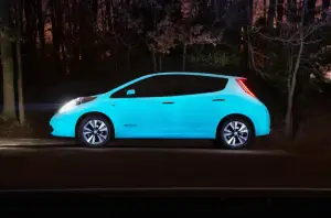 Nissan LEAF con vernice fluorescente