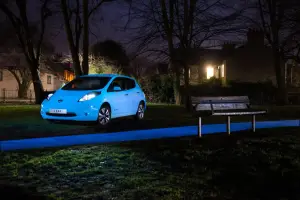 Nissan LEAF con vernice fluorescente