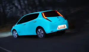 Nissan LEAF con vernice fluorescente