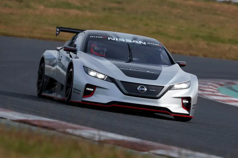 Nissan Leaf Nismo RC - 12