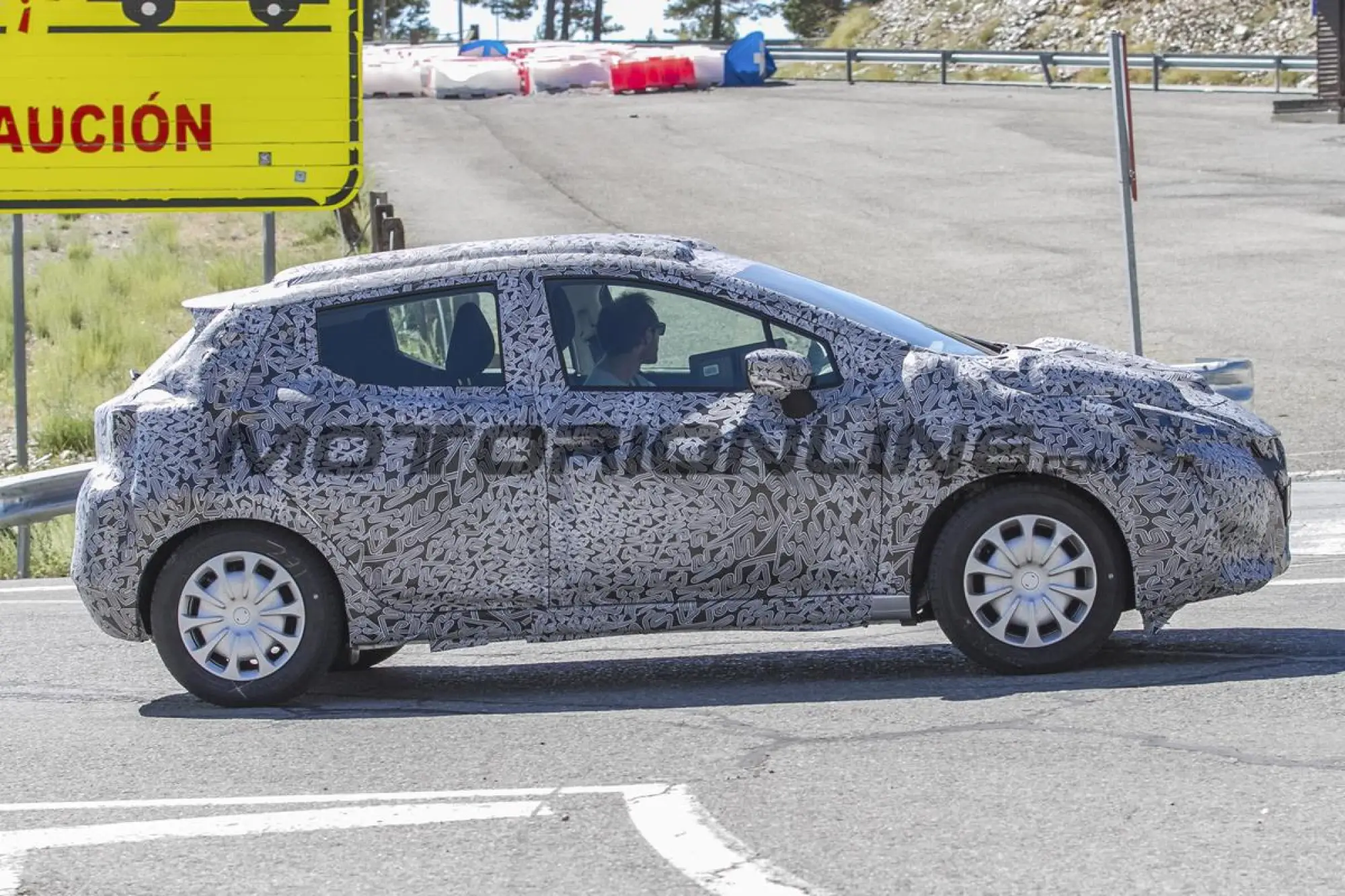 Nissan Micra MY 2017 - Foto spia 15-07-2016 - 7