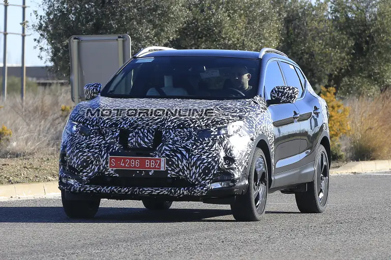 Nissan Qashqai facelift foto spia 19 gennaio 2017 - 2