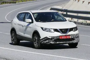 Nissan Qashqai - misterioso prototipo - Foto spia 14-07-2015