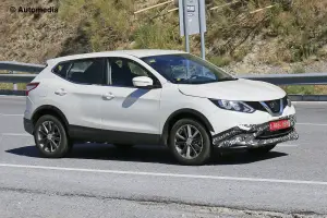 Nissan Qashqai - misterioso prototipo - Foto spia 14-07-2015