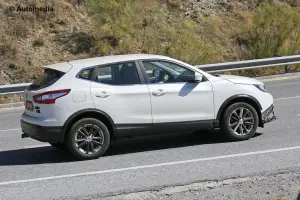 Nissan Qashqai - misterioso prototipo - Foto spia 14-07-2015