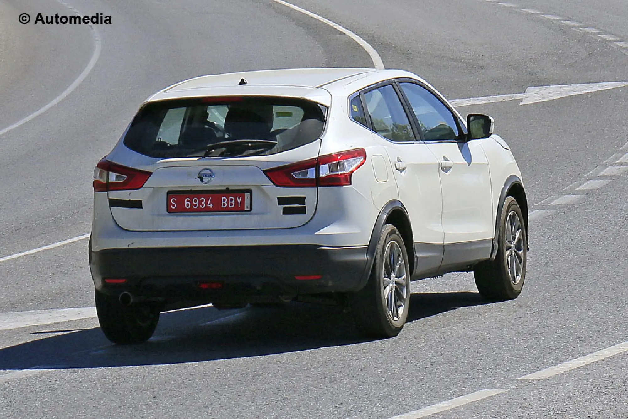 Nissan Qashqai - misterioso prototipo - Foto spia 14-07-2015 - 8