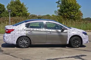 Nissan Sentra MY 2016 - Foto spia 09-10-2015 - 5