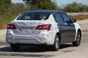 Nissan Sentra MY 2016 - Foto spia 09-10-2015 - 7