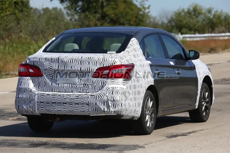 Nissan Sentra MY 2016 - Foto spia 09-10-2015 - 7