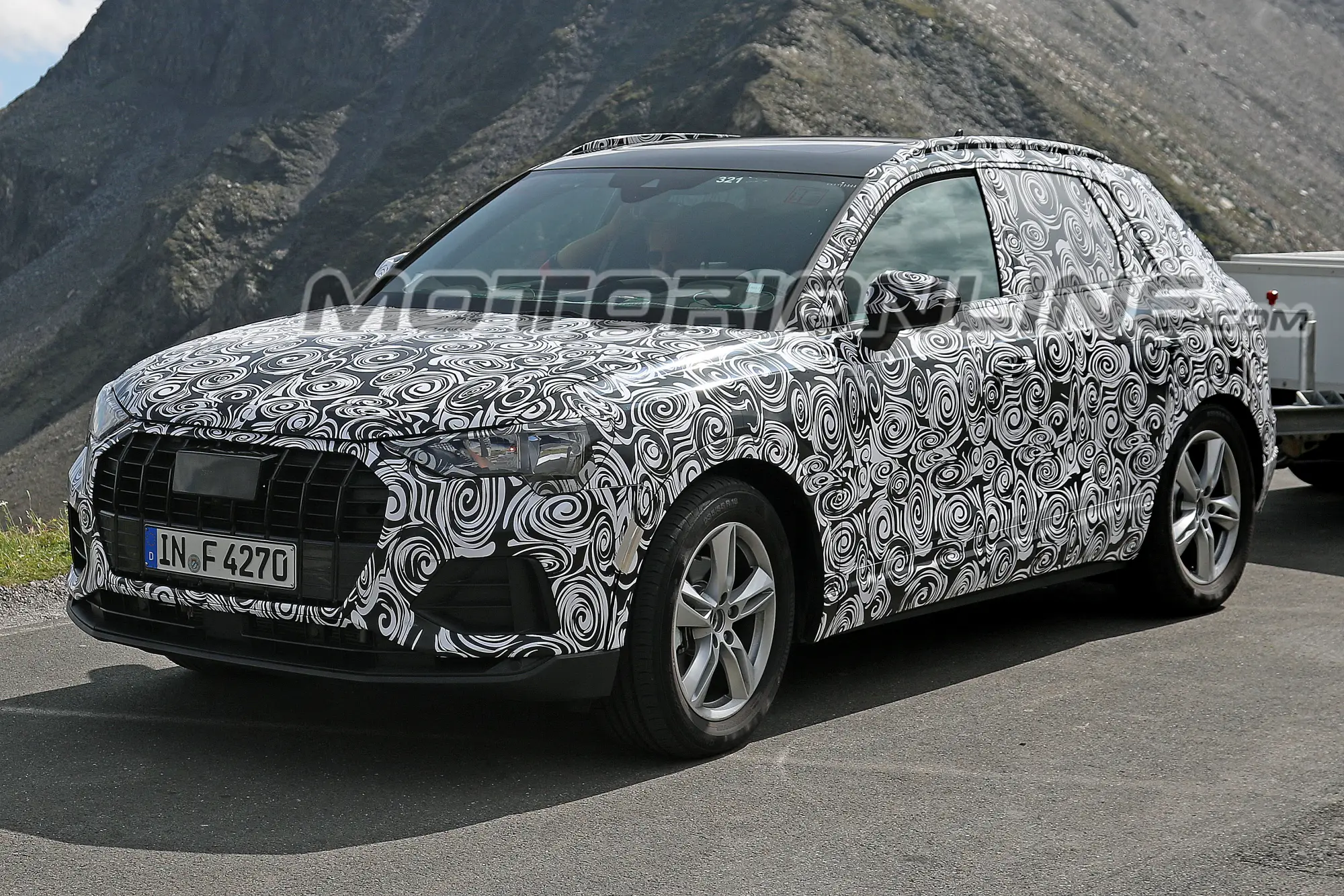 Nuova Audi Q3 foto spia 24 Agosto 2017 - 2