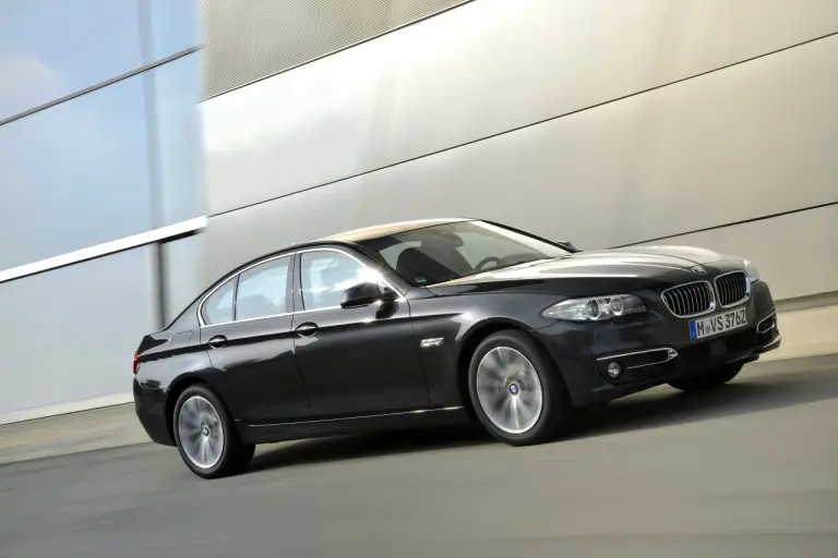 Nuova BMW Serie 5 (518d e 520d) - 14