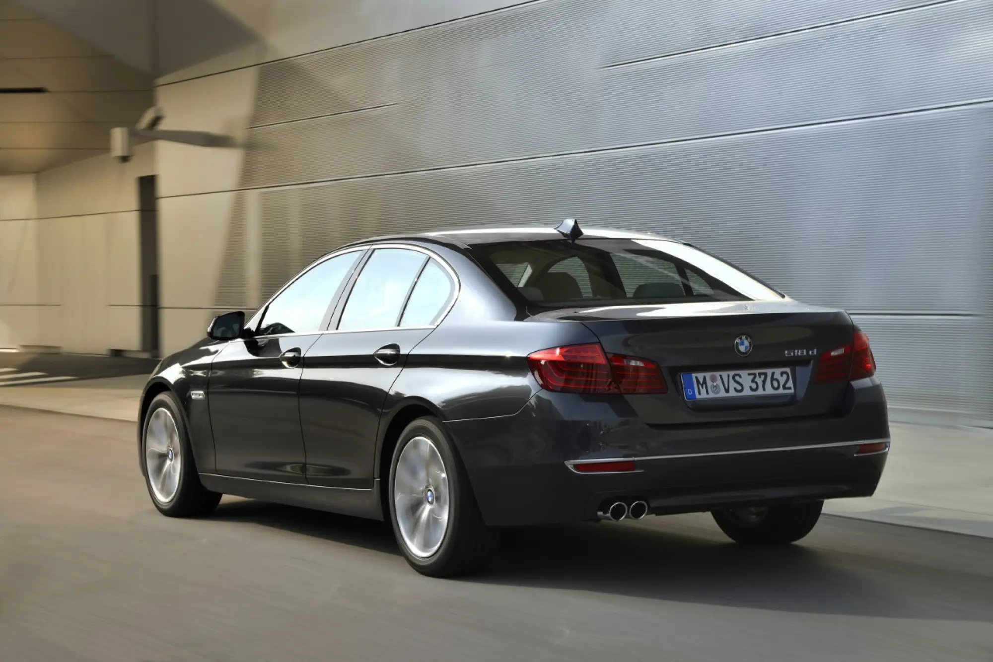 Nuova BMW Serie 5 (518d e 520d) - 16