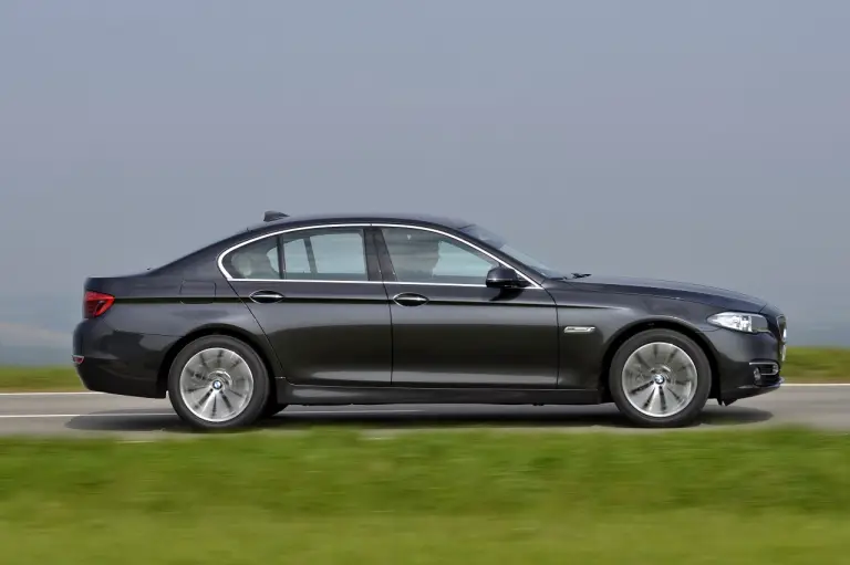 Nuova BMW Serie 5 (518d e 520d) - 19