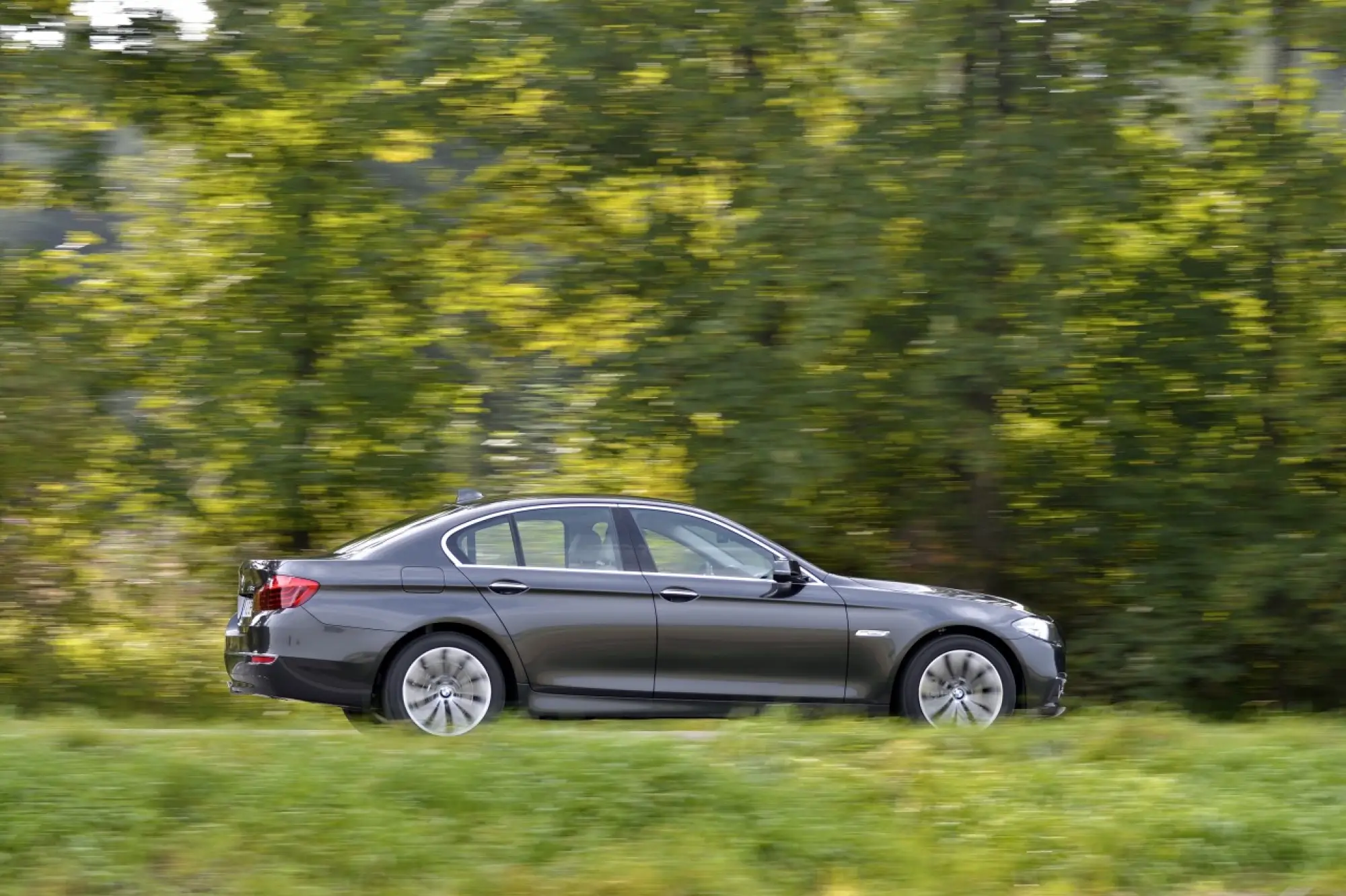 Nuova BMW Serie 5 (518d e 520d) - 24