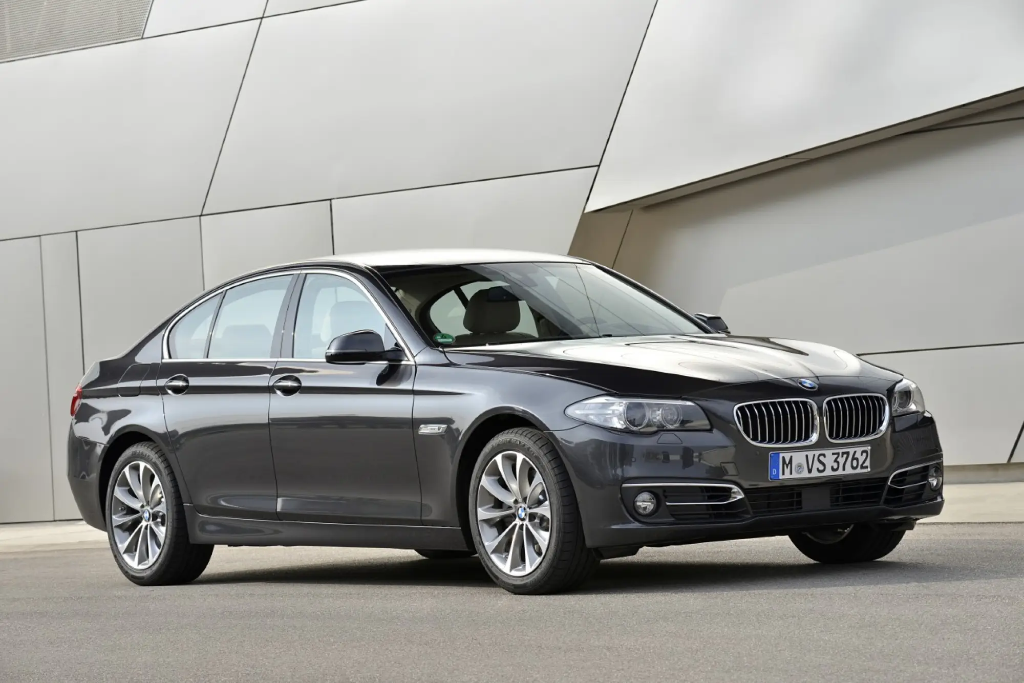 Nuova BMW Serie 5 (518d e 520d) - 35