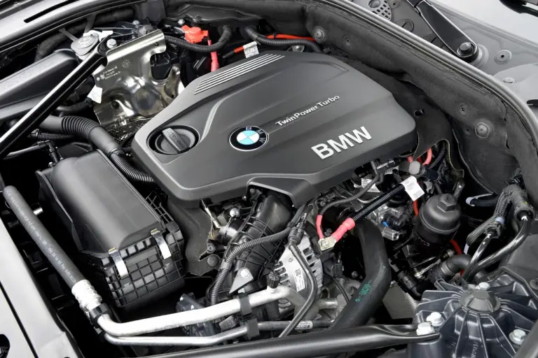 Nuova BMW Serie 5 (518d e 520d) - 39