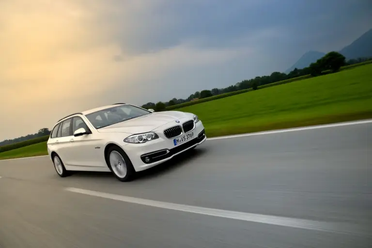 Nuova BMW Serie 5 (518d e 520d) - 48