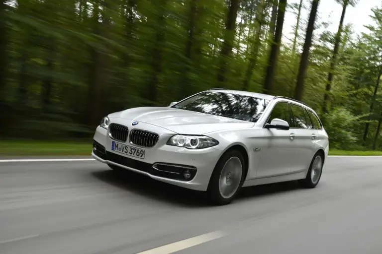 Nuova BMW Serie 5 (518d e 520d) - 58