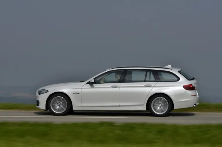 Nuova BMW Serie 5 (518d e 520d) - 66