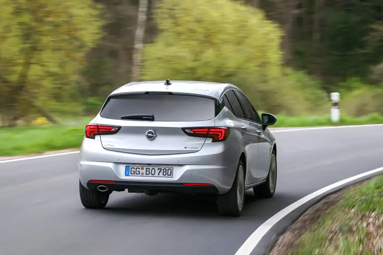 Nuova Opel Astra BiTurbo 5 porte - 1