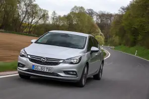 Nuova Opel Astra BiTurbo 5 porte