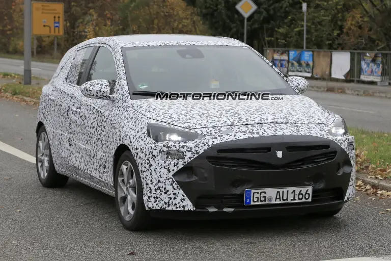 nuova Opel Corsa MY 2018 foto spia 22 novembre 2016 - 2