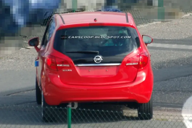 Nuova Opel Meriva: prime foto spia senza veli - 2