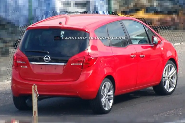 Nuova Opel Meriva: prime foto spia senza veli - 3