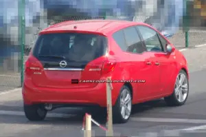 Nuova Opel Meriva: prime foto spia senza veli - 8