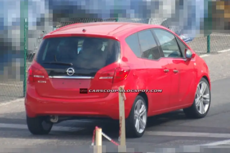 Nuova Opel Meriva: prime foto spia senza veli - 8