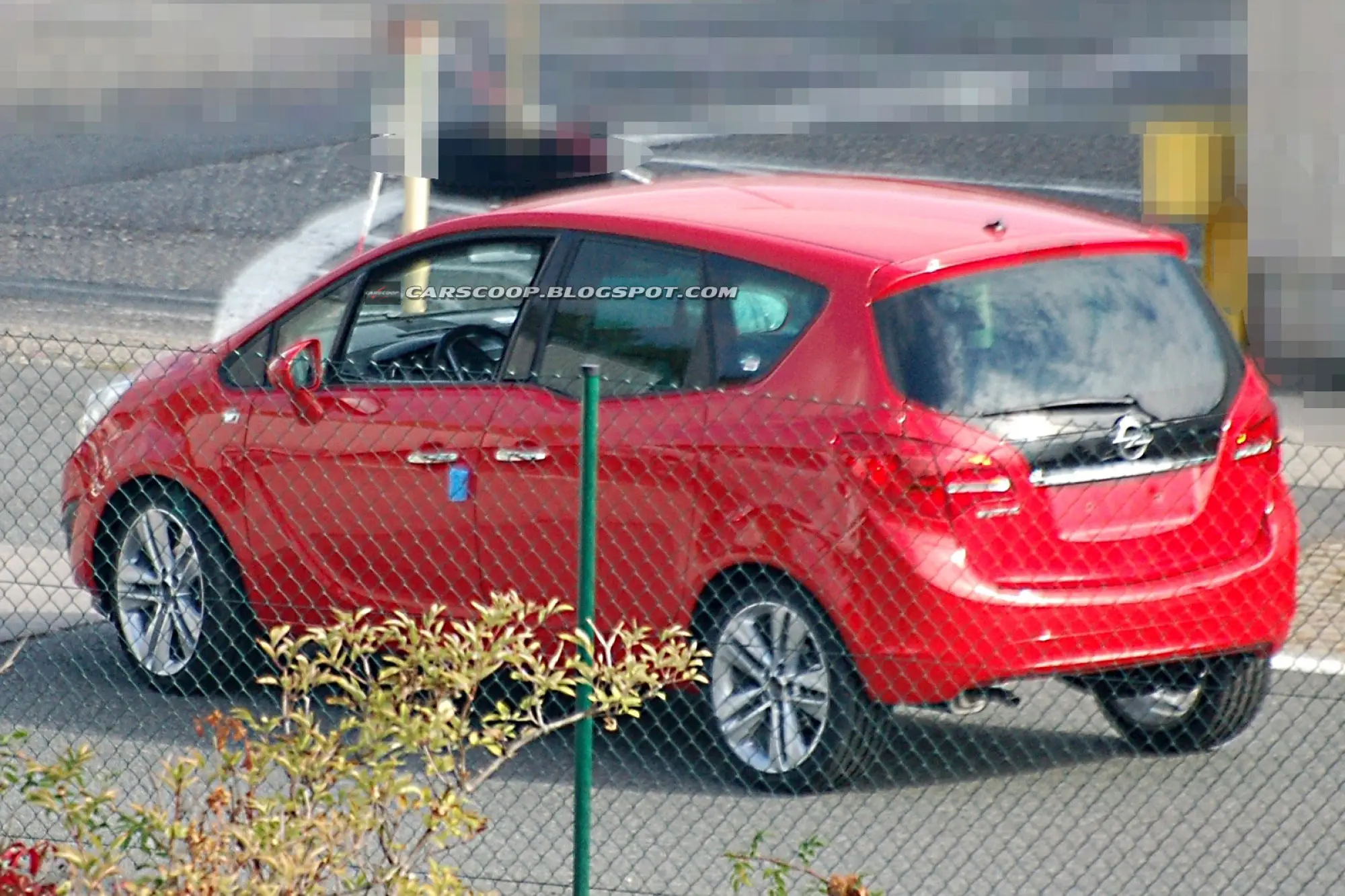 Nuova Opel Meriva: prime foto spia senza veli - 9