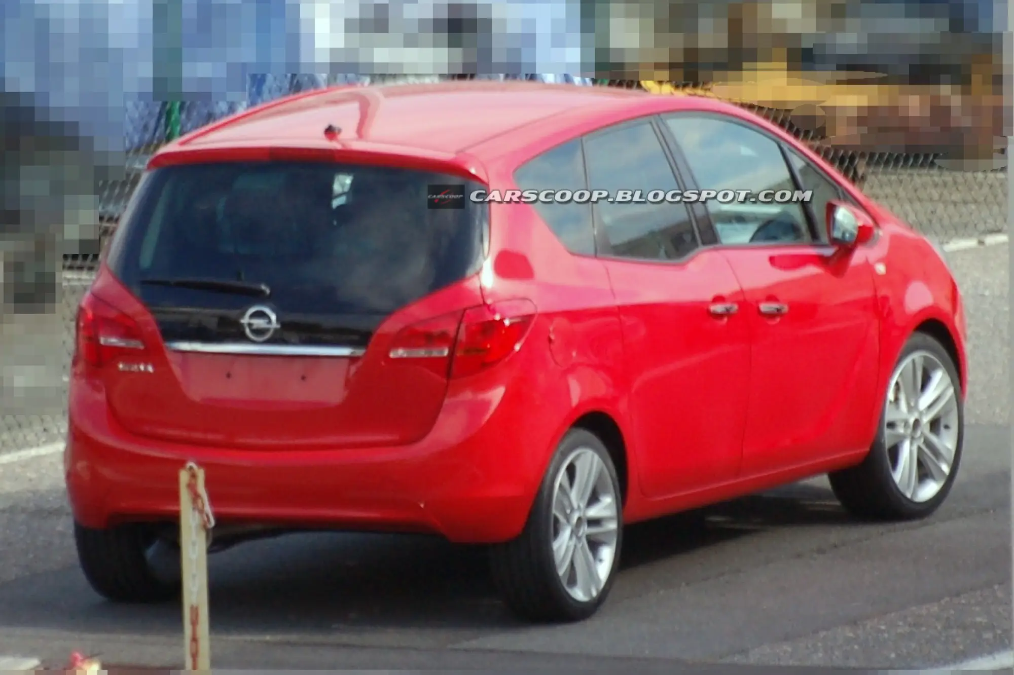 Nuova Opel Meriva: prime foto spia senza veli - 10