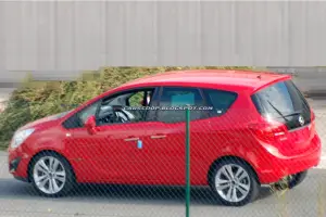 Nuova Opel Meriva: prime foto spia senza veli - 13