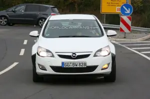 Nuova Opel Zafira: foto spia - 7