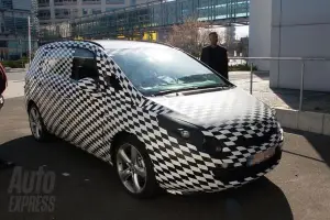Nuova Opel Zafira: nuove foto spia