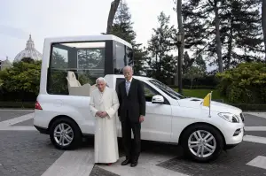 Nuova Papamobile Mercedes