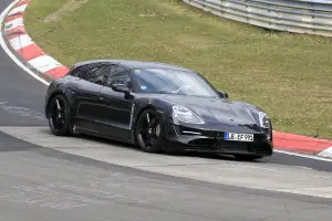 Nuova Porsche Taycan Sport Turismo 2020 - Le foto al Nurburgring - 3