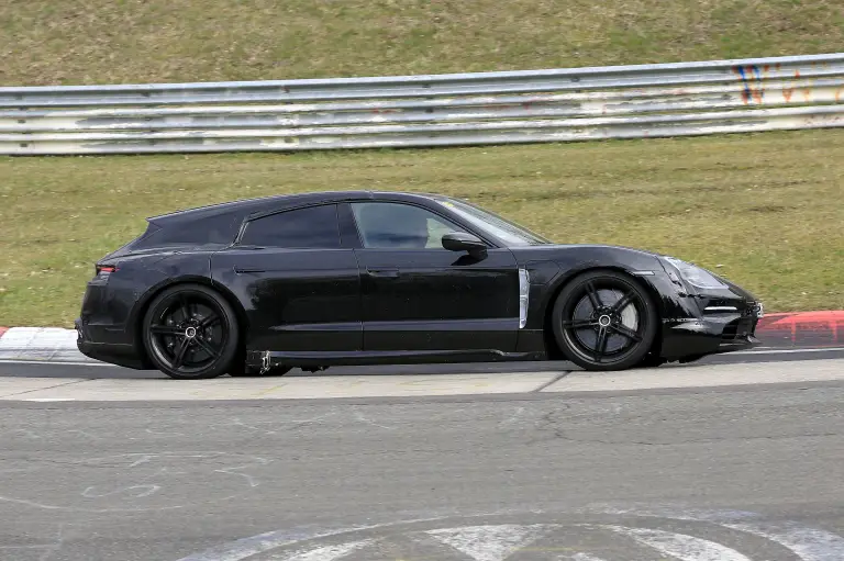 Nuova Porsche Taycan Sport Turismo 2020 - Le foto al Nurburgring - 5