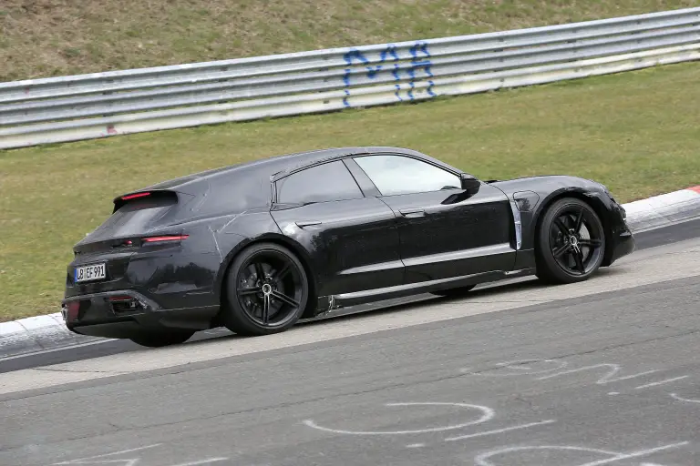 Nuova Porsche Taycan Sport Turismo 2020 - Le foto al Nurburgring - 7