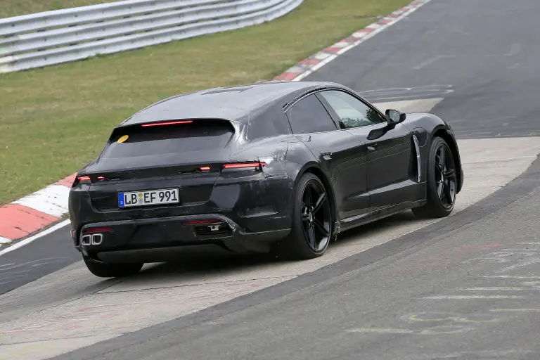 Nuova Porsche Taycan Sport Turismo 2020 - Le foto al Nurburgring - 9