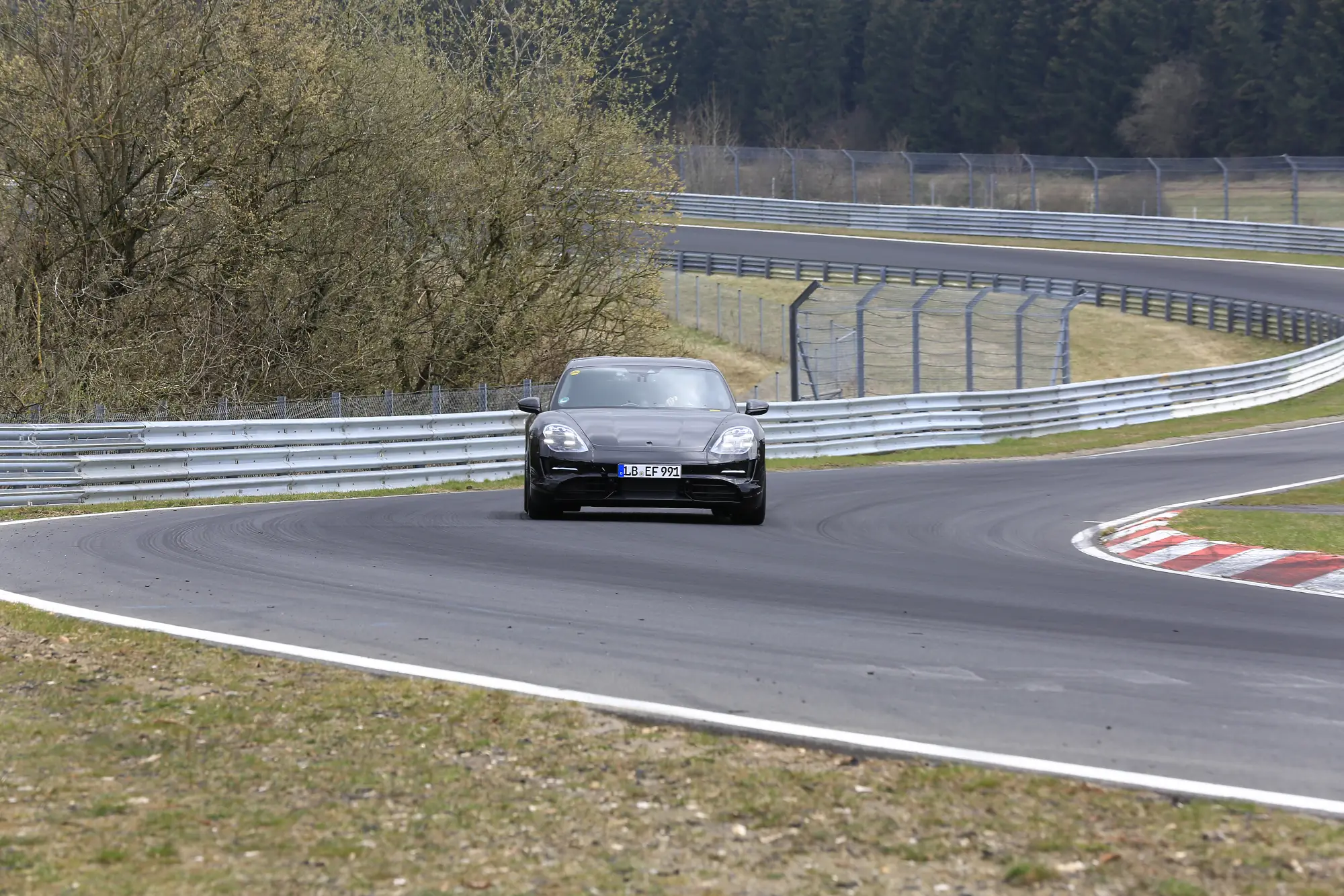 Nuova Porsche Taycan Sport Turismo 2020 - Le foto al Nurburgring - 12