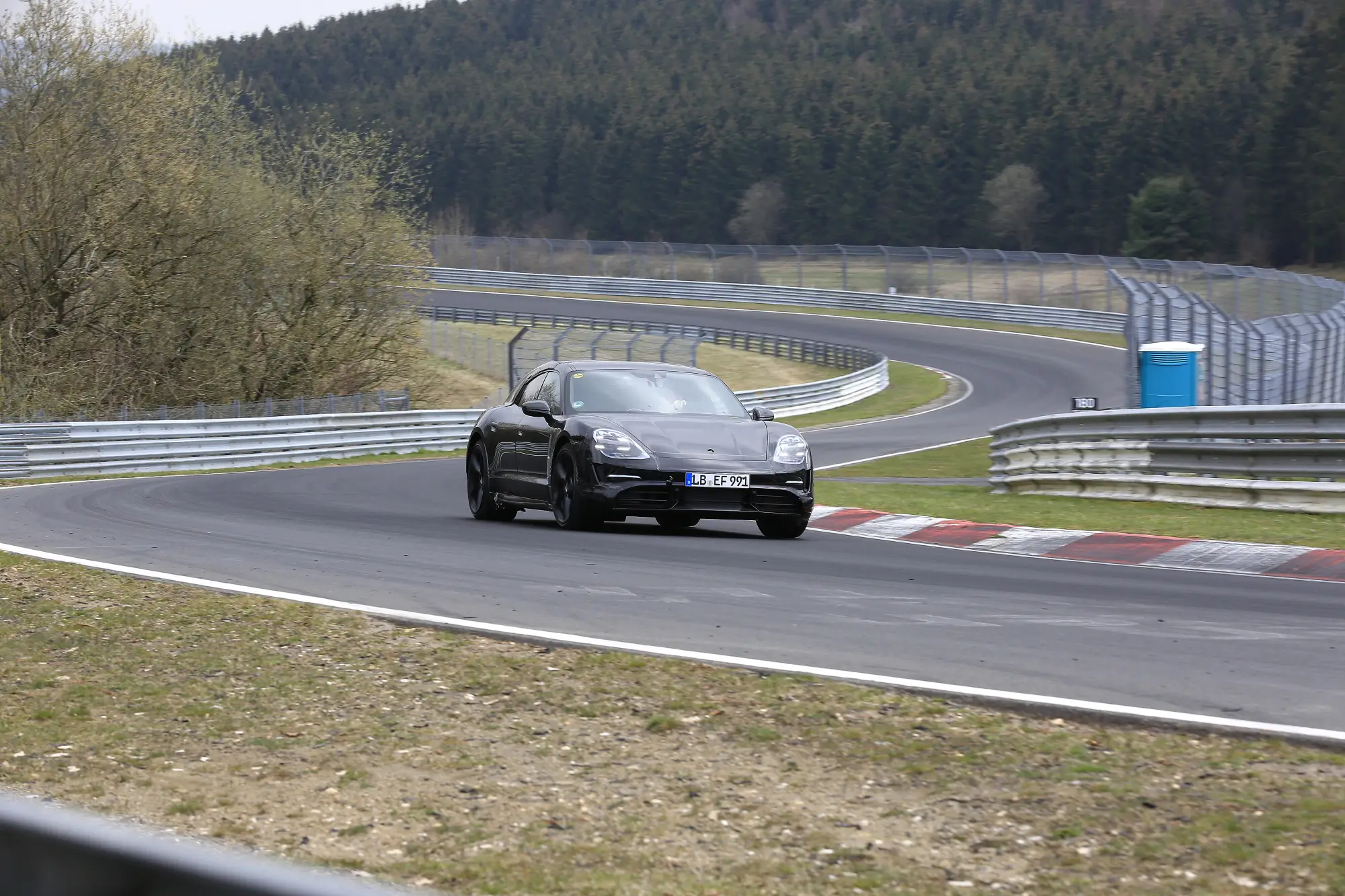 Nuova Porsche Taycan Sport Turismo 2020 - Le foto al Nurburgring - 14
